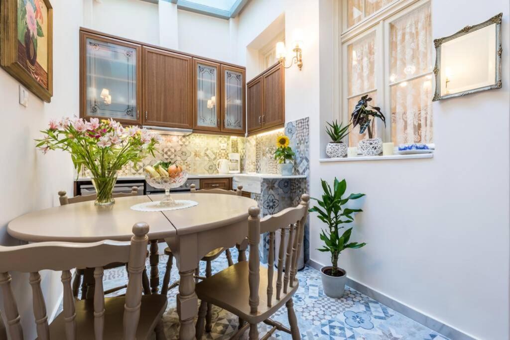 Neoclassical Apartment With 2 Bedrooms In El Pireo Exterior foto