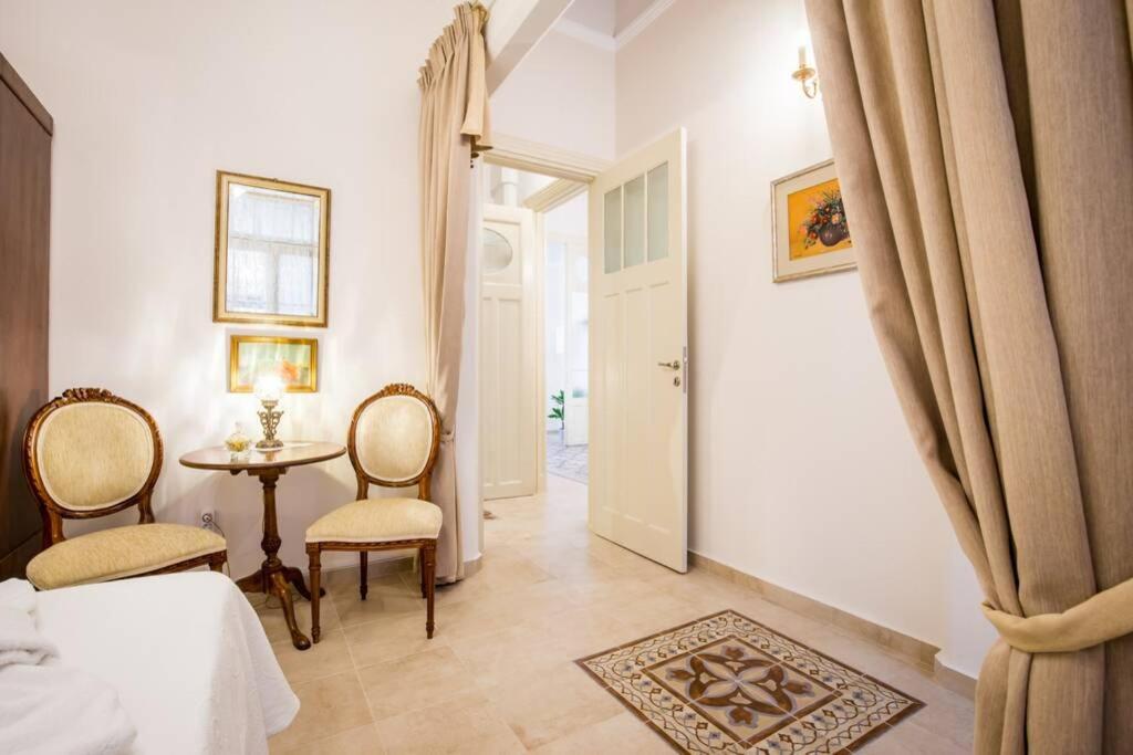 Neoclassical Apartment With 2 Bedrooms In El Pireo Exterior foto